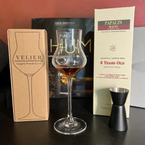Calice Gargano & Neisson con bottiglia di Papalin Haiti