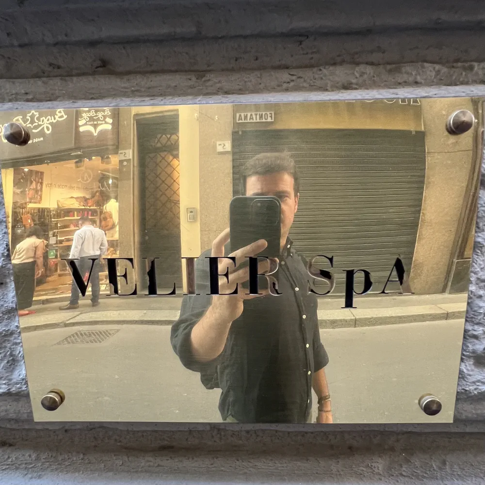 La Targa Velier All'ingresso dell'ufficio