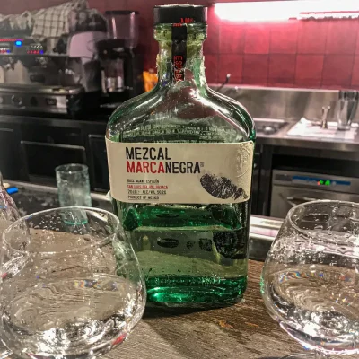 Bottiglia di Mezcal Marca Negra con due bicchieri