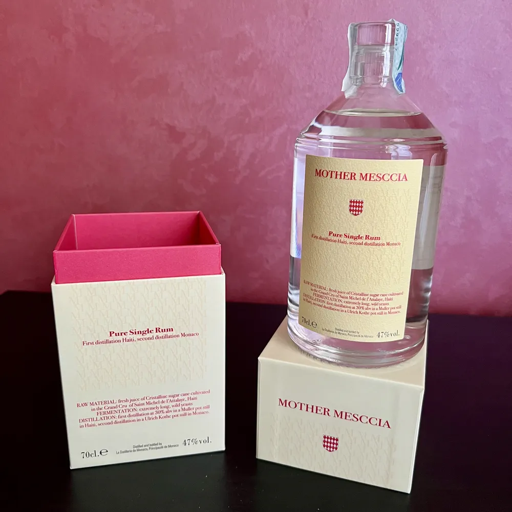 Bottiglia di Mother Mesccia Rum Blanc di Monaco