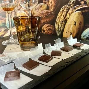 Cioccolato e bicchieri di rum
