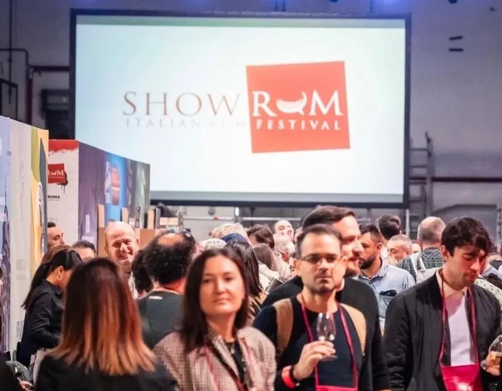 ShowRUM 2025 insegna e persone in area espositiva