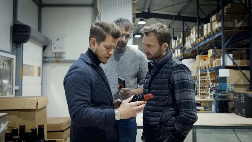 Rob Bauer osserva una bottiglia di The Sins Collection